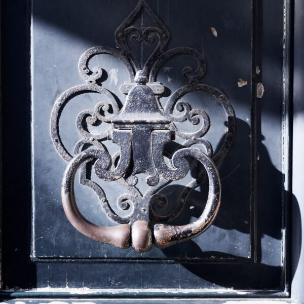 Éclats de jour sur porte bleue