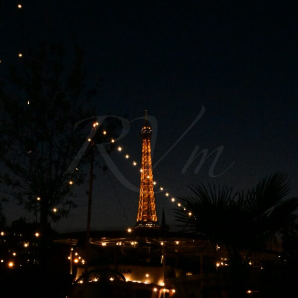 La tour sous la nuit
