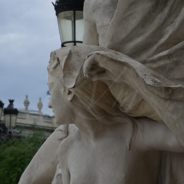 Paris veille en pierre et lumière