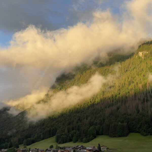 Vallée suspendue au souffle des nuages